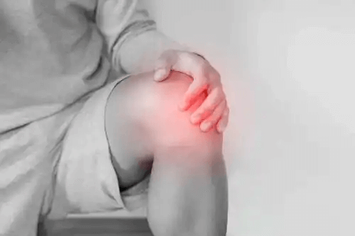 Svartvit bild av en knäled markerad med rött