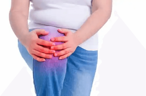 Kvinna tar hand om ömma knä