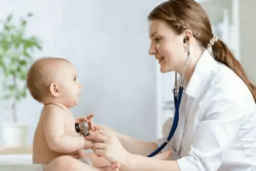 En läkare och en bebis.