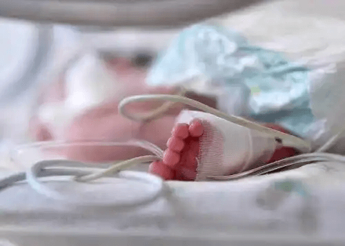 En bebis i en sjukhussäng.