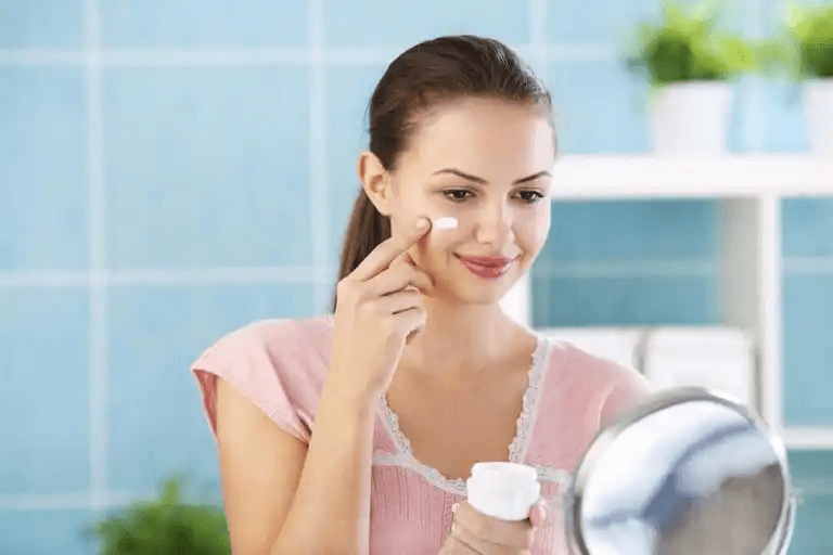 En person som tar på ansiktskräm