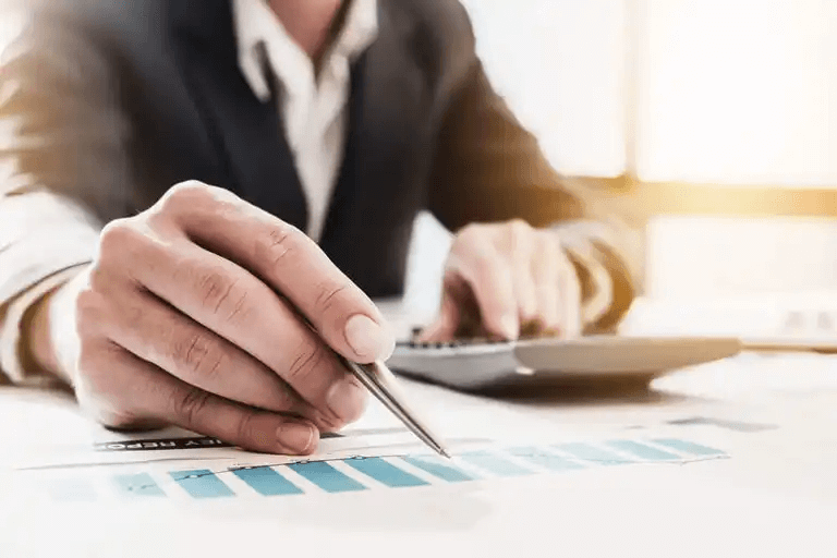 En man som använder en miniräknare.