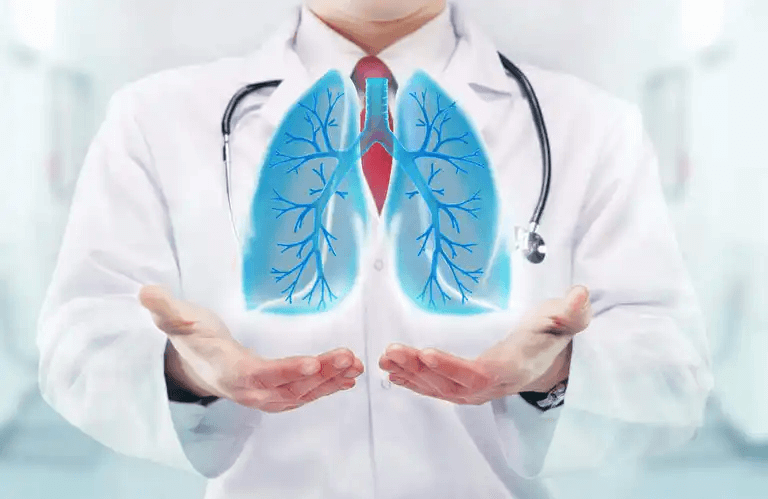 En läkare håller ut händerna under en digital bild av lungorna.