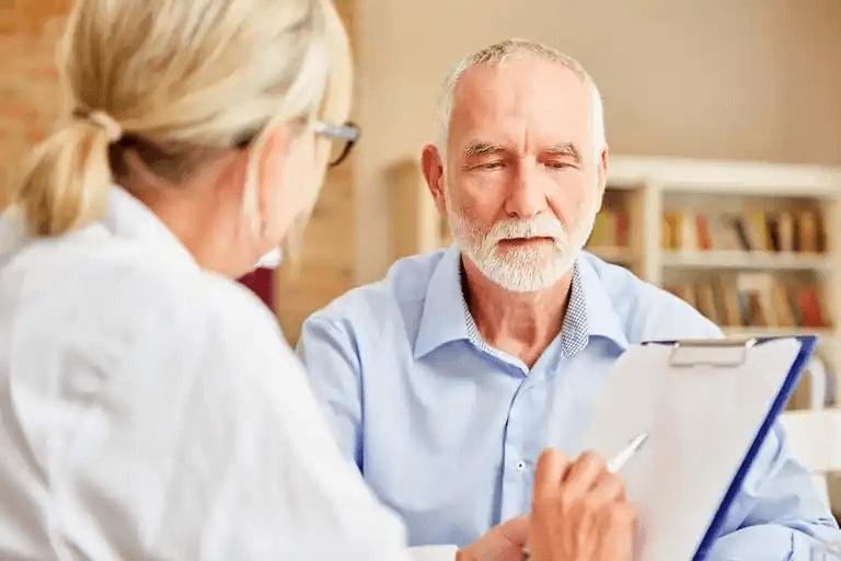 Läkare pratar med patient med Alzheimers