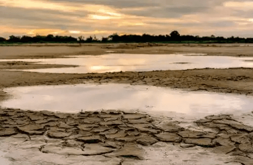 Torka av med lite vatten vid solnedgången
