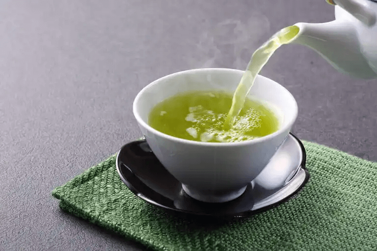 En varm kopp grönt te.