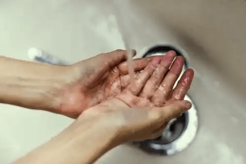 En person som tvättar sina händer.