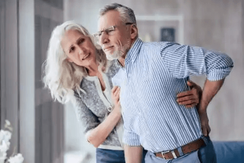 En kvinna som hjälper en äldre man.