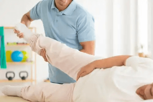 En sjukgymnast hjälper en patient