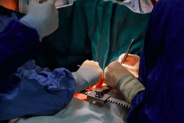 Läkare som opererar en patient