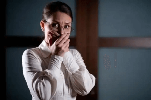 En kvinna som upplever araknofobi håller munnen stängd