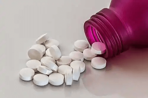 En flaska piller på ett bord