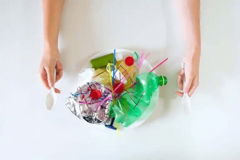 En person som gör sig redo att njuta av en tallrik full med plastavfall.