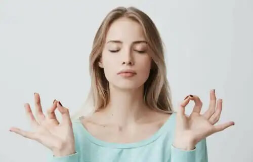 En kvinna som mediterar.