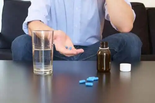 En man tar viagra.