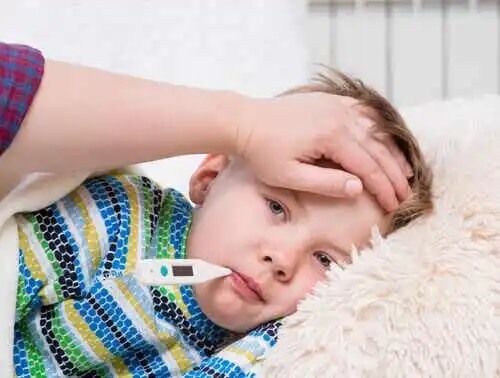 Ett litet barn med feber.