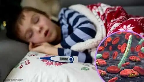 Ett barn med en bakteriell infektion och feber, sover.