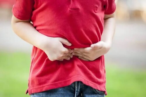 En person med ont i magen