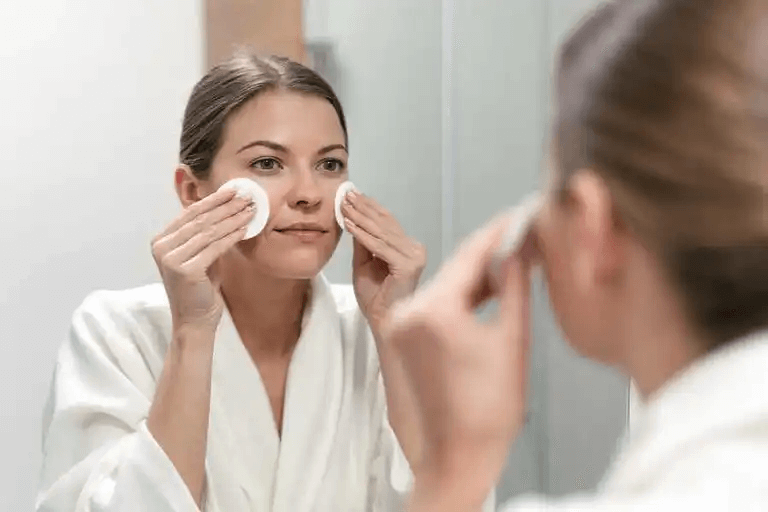 En kvinna som rengör sitt ansikte