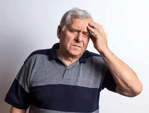 En man med en intensiv migrän