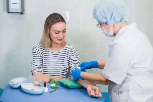 En kvinna tar ett blodprov