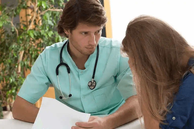 En läkare som pratar med en patient.