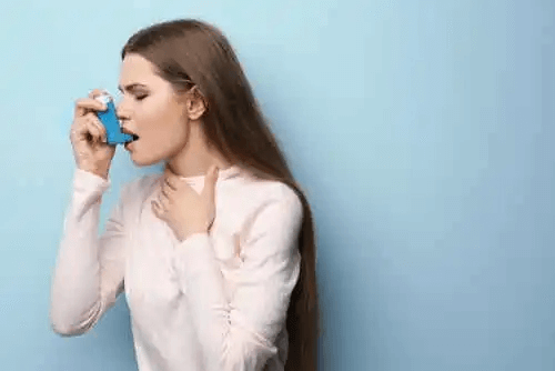 En kvinna med astma