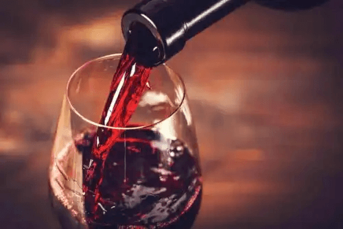 Rött vin hälls upp i glas
