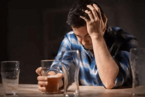 Man som är beroende av alkohol