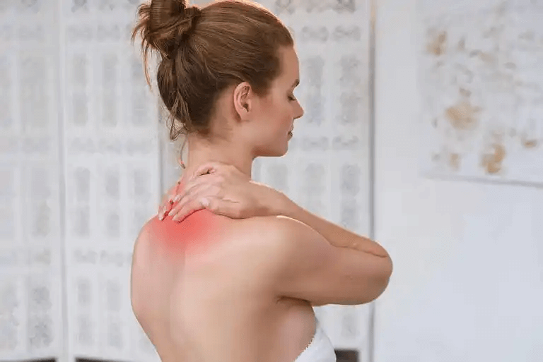 En kvinna med ont i nacken.