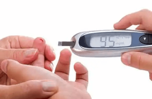 Personen kontrollerar sitt blodsocker