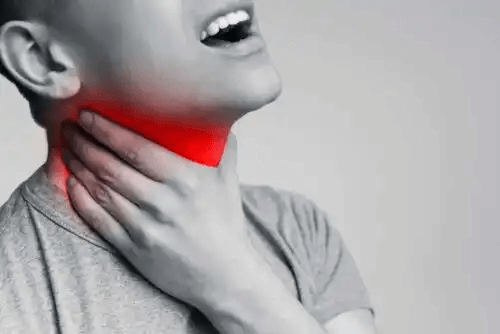 En person med ont i halsen
