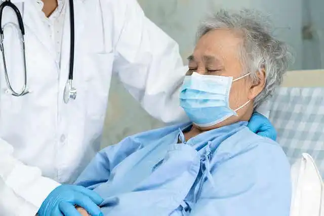 Äldre man är drabbad av komplikationer från lunginflammation.