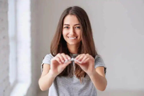 En kvinna som bryter en cigarett på mitten.