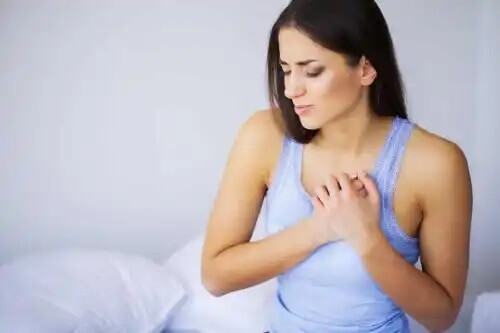 En kvinna med smärta i bröstet.