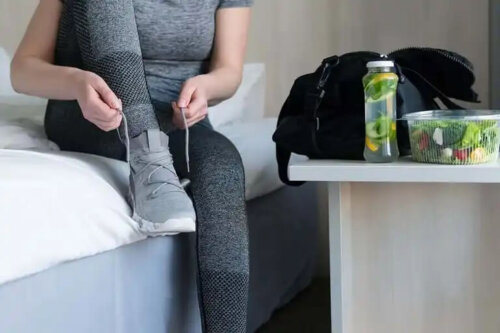 En kvinna gör sig redo att träna på gym