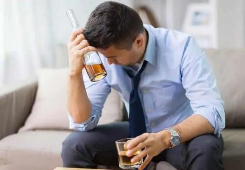 En stressad person som dricker alkohol.