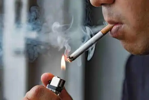En person som röker en cigarett.