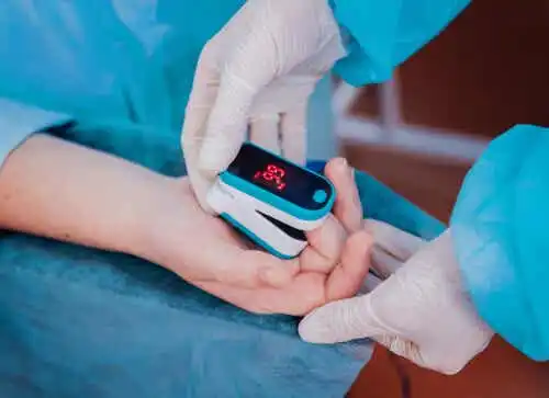 En pulsoximeter mäter syrenivåerna i blodet.