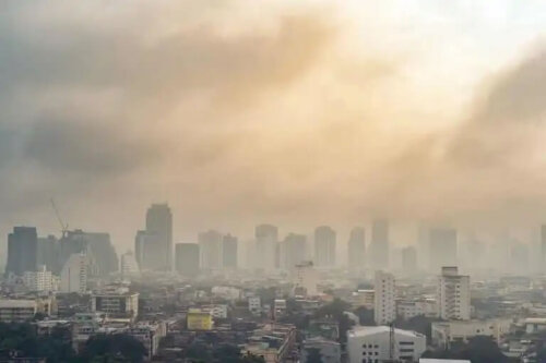 En stad täckt av smog.