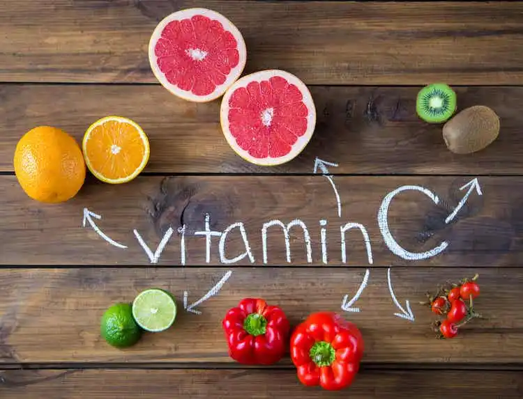 Olika frukt- och grönsakskällor till vitamin C.