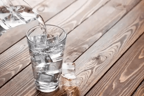 Ett glas vatten med is