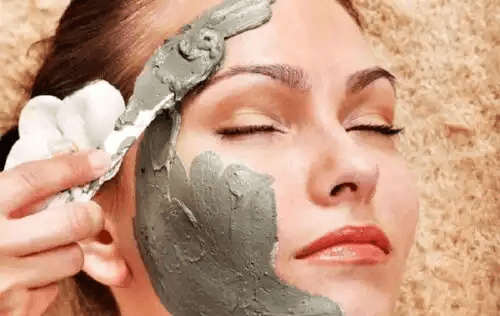 Kvinna får på sig en ansiktsmask