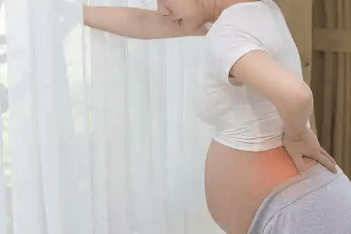 Gravid kvinna med smärta i ländryggen