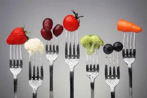 Frukt och grönsaker på gafflar