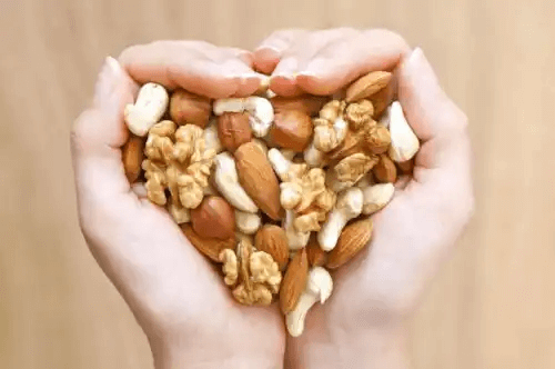 Ett hjärta gjord av nötter och frön.