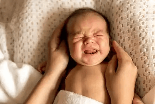 En gråtande bebis.