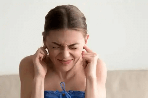 En kvinna med öronvärk.