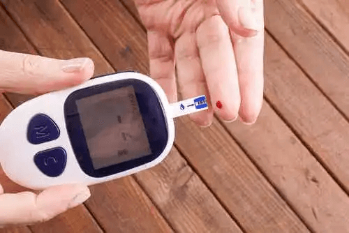 En kvinna som testar för diabetes.