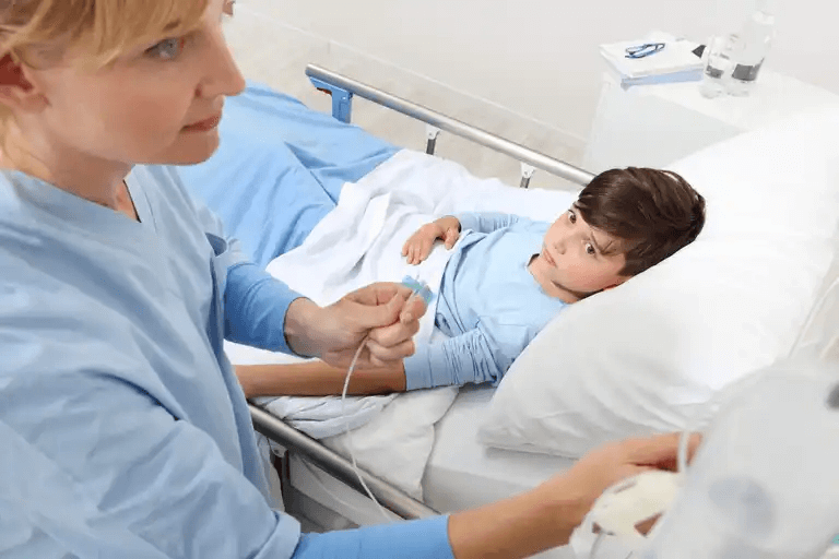 En pojke på sjukhuset.